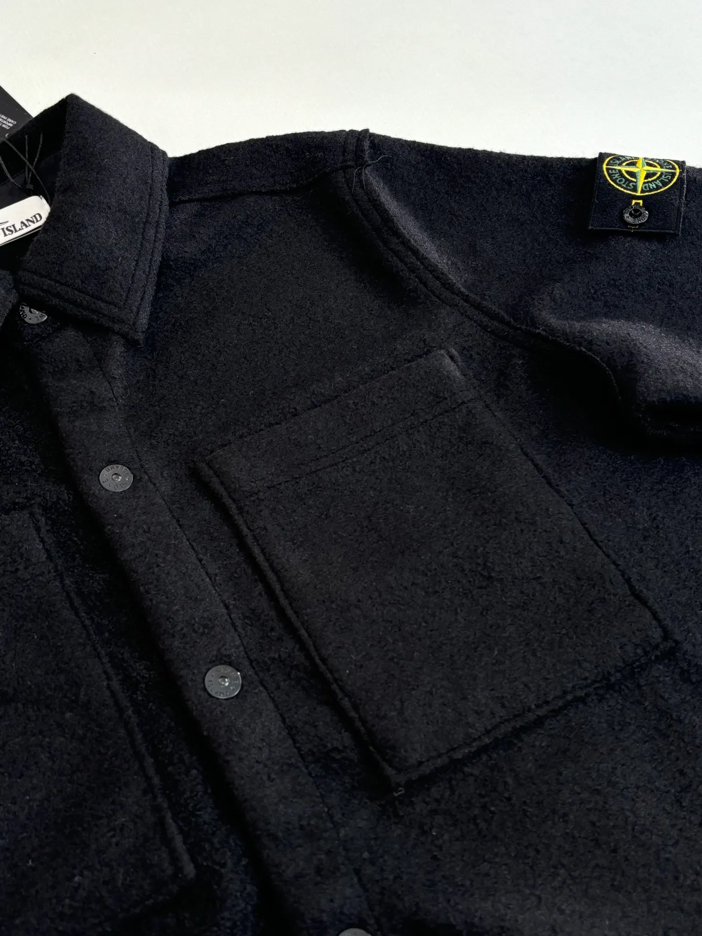 P770 Stone Island*/Stone Island Solid color single-breasted woolen cardigan jacket Customized 90 wool 10 cashmere fabric The surface is silky and shiny after post-processing It has a metallic nylon series gloss Customized molded four-button closure The entire jacket is still luxury-grade workmanship The inside is hand-made and seamless The strongest armbands on the Internet with sky and earth lines, eight o'clock and one line, and white leakage on the back All matching accessories are customized nfc complete Size: S/M/L/XL